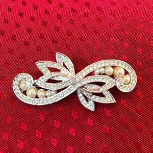 Sale! Vintage Rhinestone and Pearl Brooch